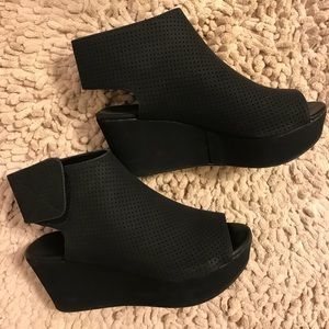 Pierre Dumas black wedges
